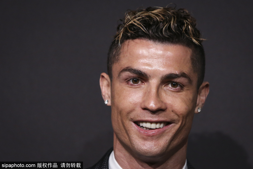 佩工：皮球先打在球员身上再弹到手上，裁判硬造了一个点球