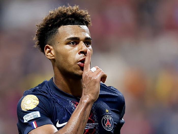 开小会？巴媒：安帅今日训练开始前和维尼修斯交谈了3分钟