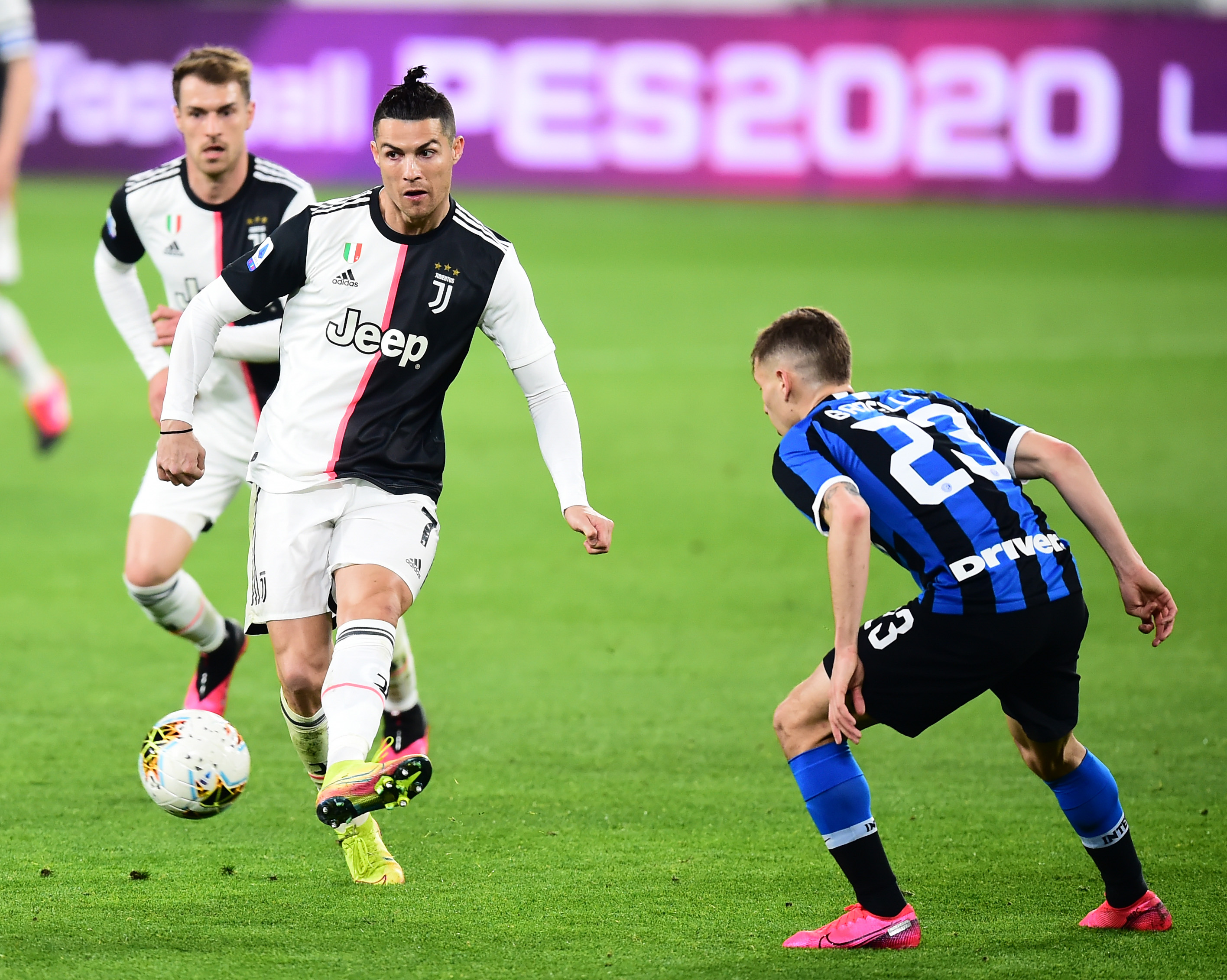 拜仁连续18场联赛每场都至少进两球，距德甲纪录只差两场（拜仁已18轮联赛场场至少两球，距离德甲纪录仅差两场）