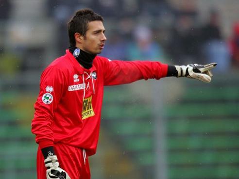 半场战报：尤文2-1卡利亚里，伊尔迪兹双响，弗拉霍维奇伤退