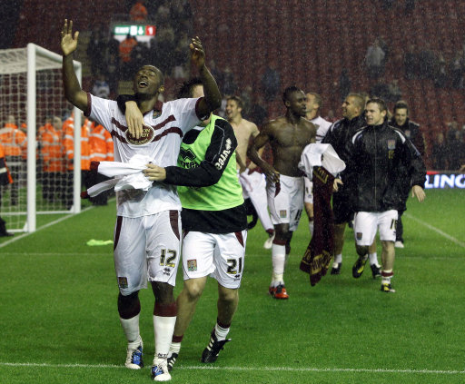 拉菲尼亚的王者归来：巴萨的定海神针与欧冠梦想（拉菲尼亚强势回归：巴萨的中流砥柱与欧冠雄心）