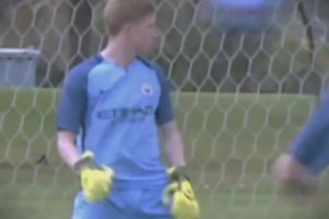 前锋关键时刻进球锁定胜利